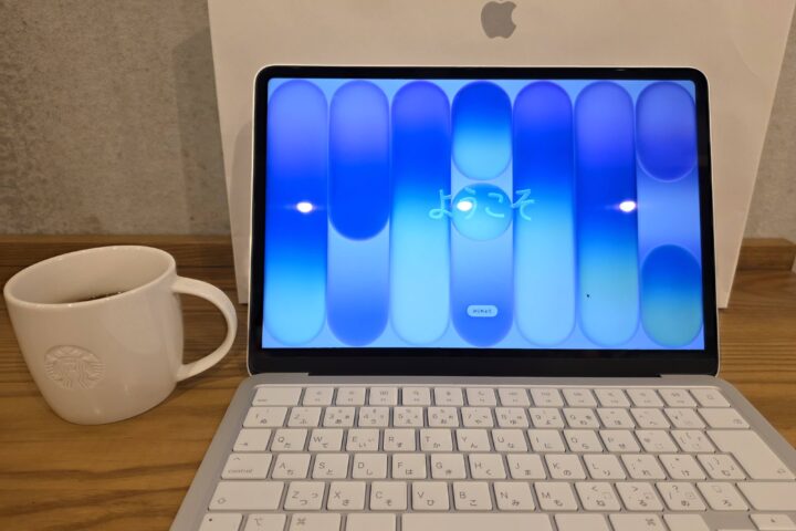 MacBook Neoをカフェで